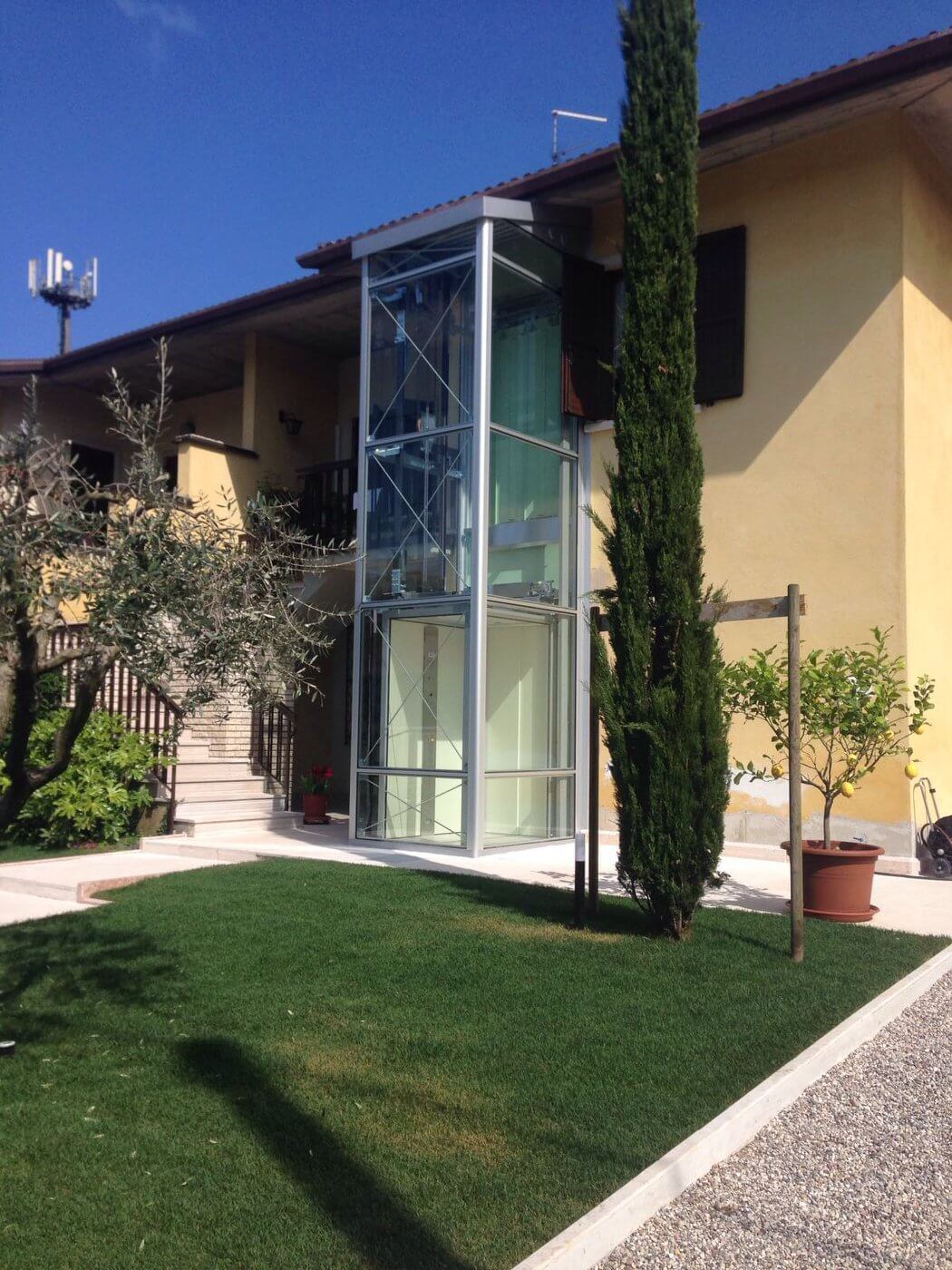 Condominio con ascensore esterno