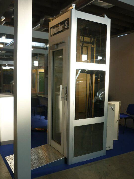 Cabina trasparente di un ascensore interno