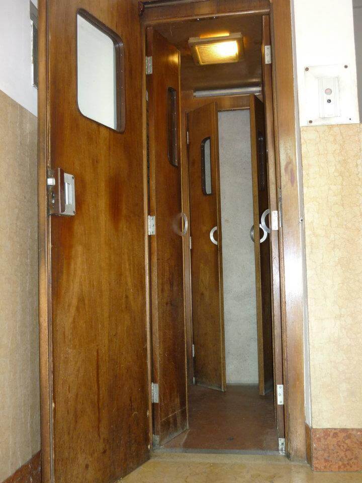 Ascensore con apertura ad ante di legno