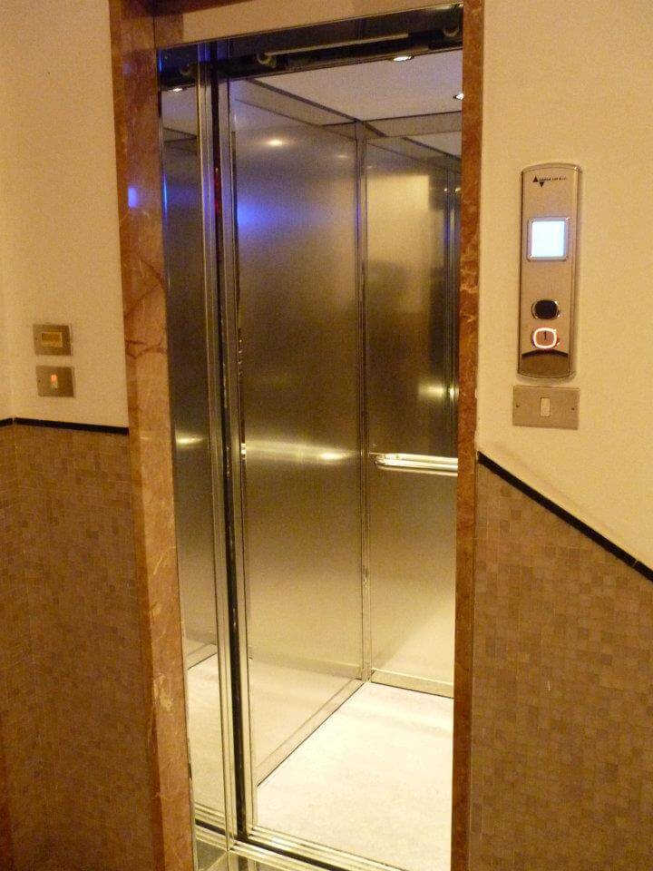 Ascensore con cabina in acciaio