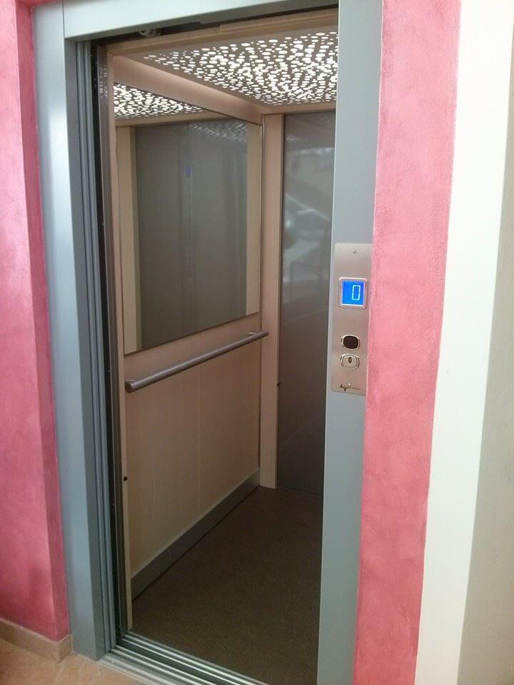 Cabina di un ascensore con specchio