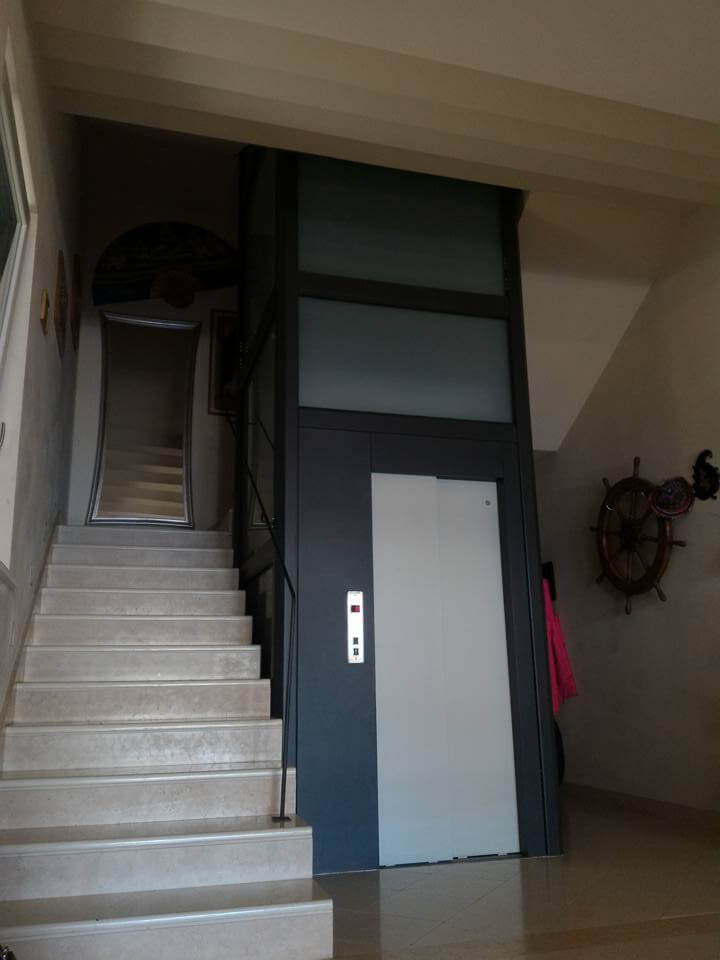 Ascensore con cabina