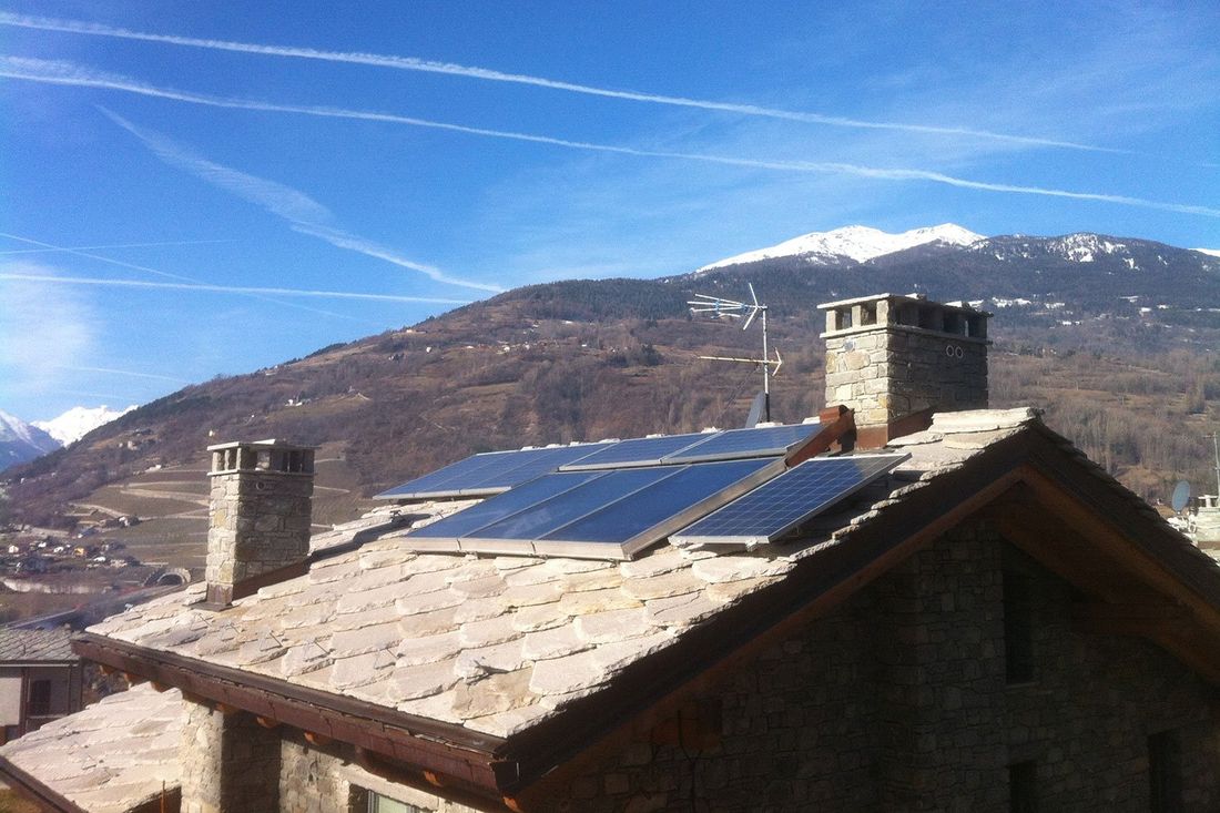 pannelli solari sul tetto di una casa indipendente