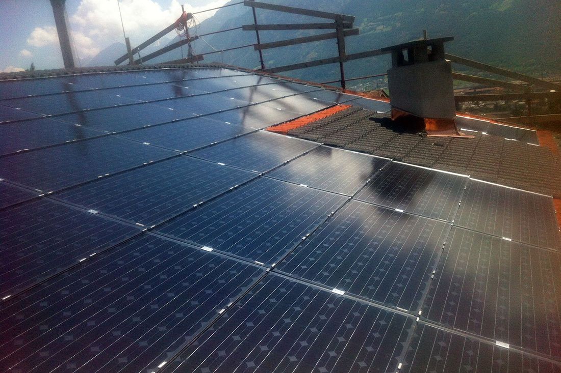 pannelli solari sul tetto di una abitazione