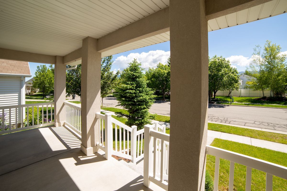 Let Hansman Custom Homes Build You a Beautiful Mid-Missouri Custom Home With a Wraparound Porch.