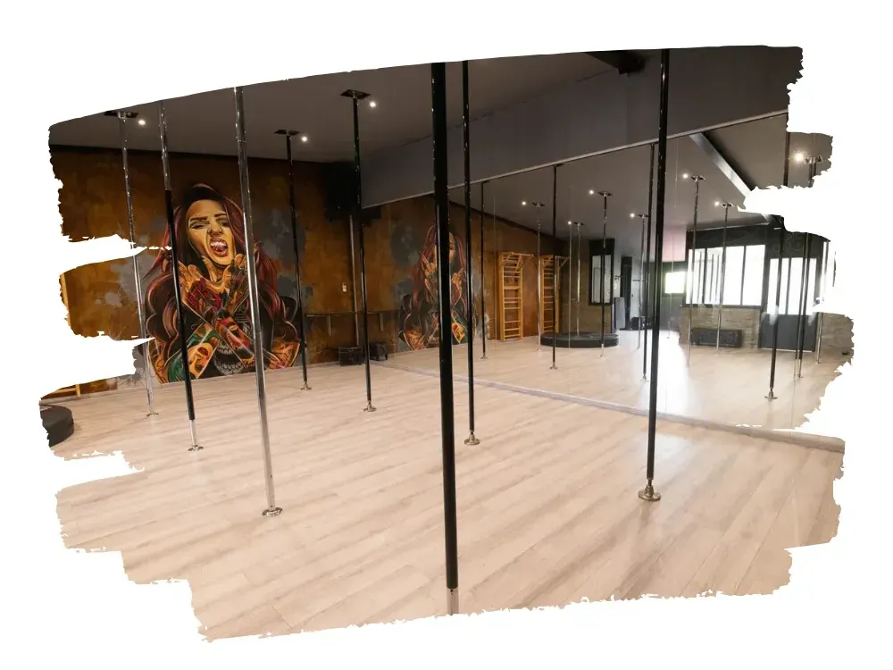 Il y a une peinture sur le mur d'un studio de pole dance.