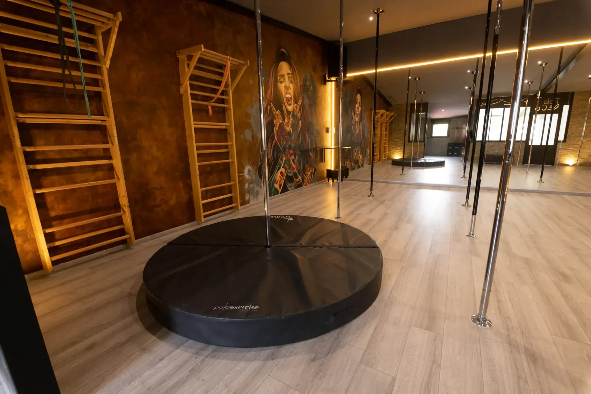 Il y a un poteau au milieu de la pièce.