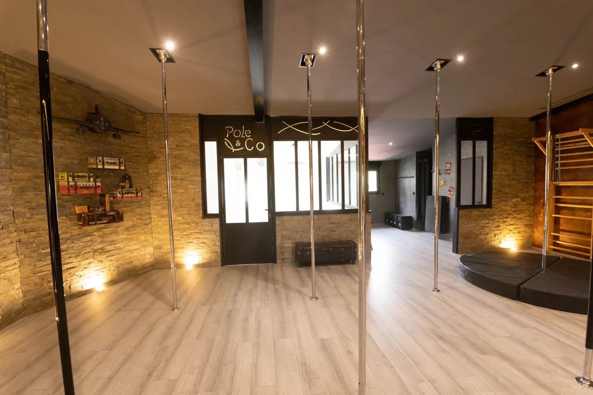 Une pièce avec beaucoup de poteaux et un mur de briques.