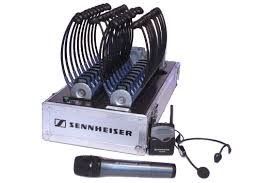 Draadloos microfoonsysteem van Sennheiser met meerdere headsets in een oplaadcase.