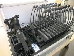 Offener Koffer mit mehreren Headsets und zugehöriger Elektronik.