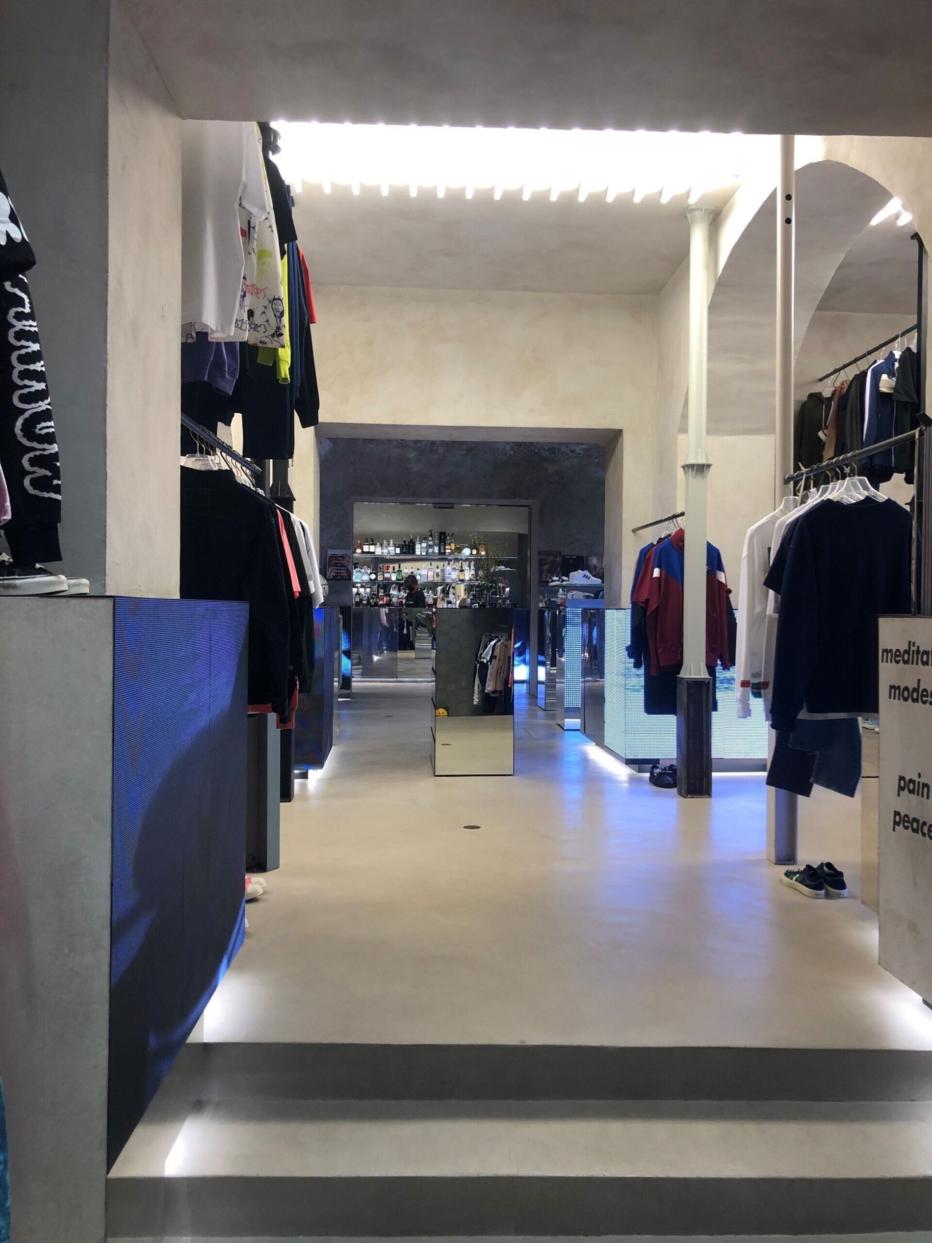 interni restaurati di un negozio di vestiti