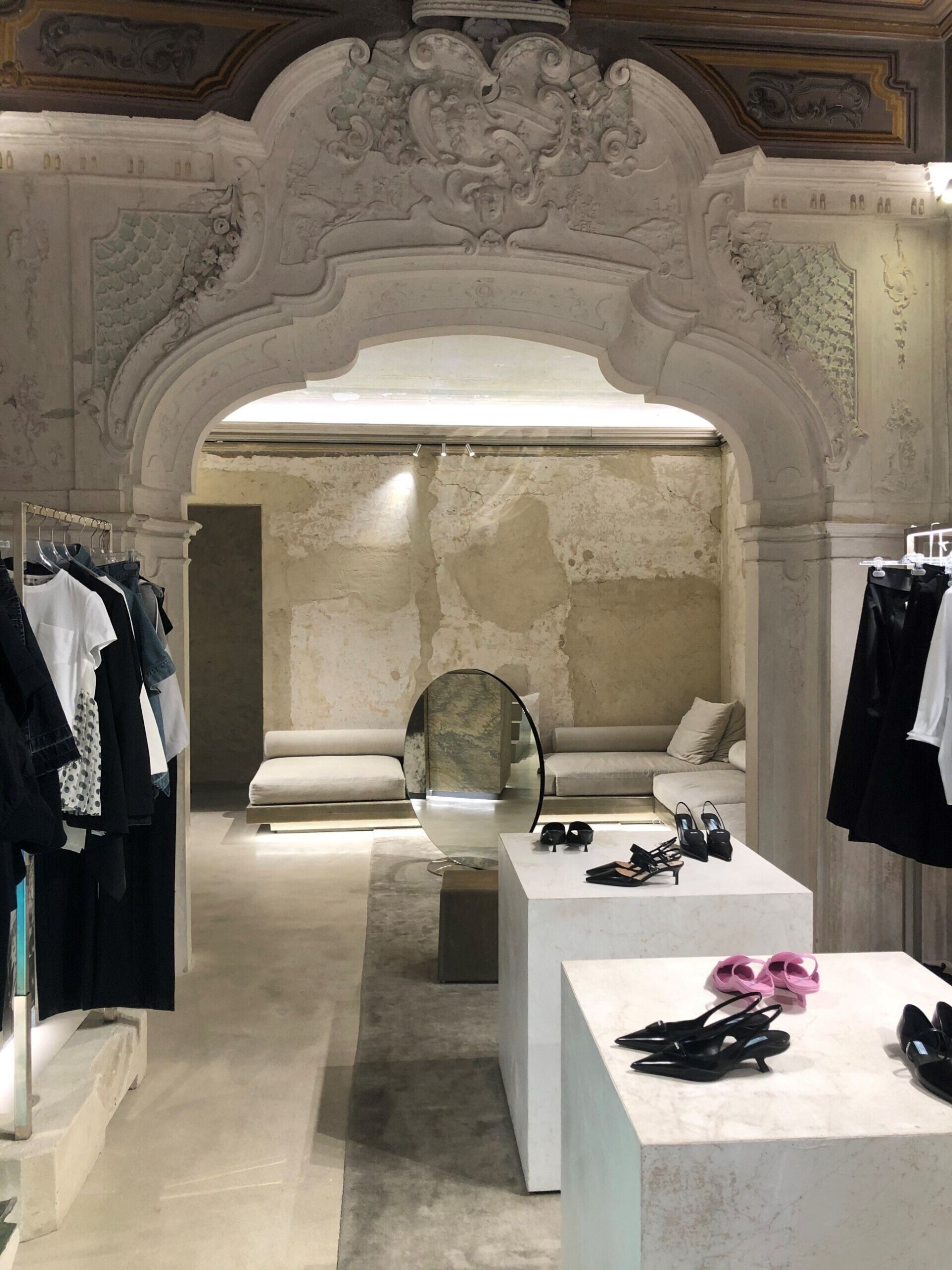 interni di un negozio di vestiti