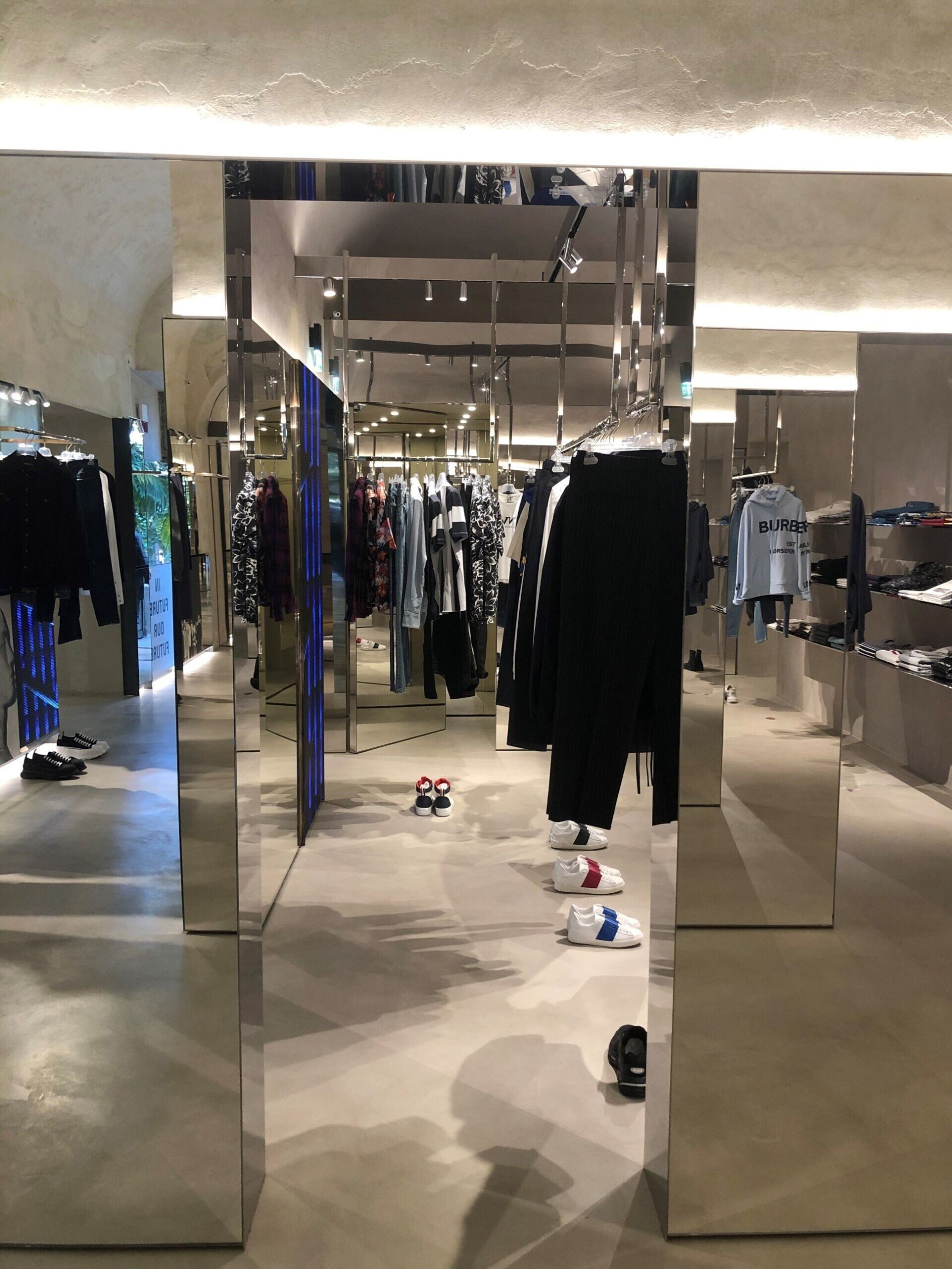 interni di un negozio di abbigliamento