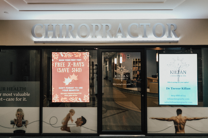 The front of a chiropractor with a sign that says free x-rays