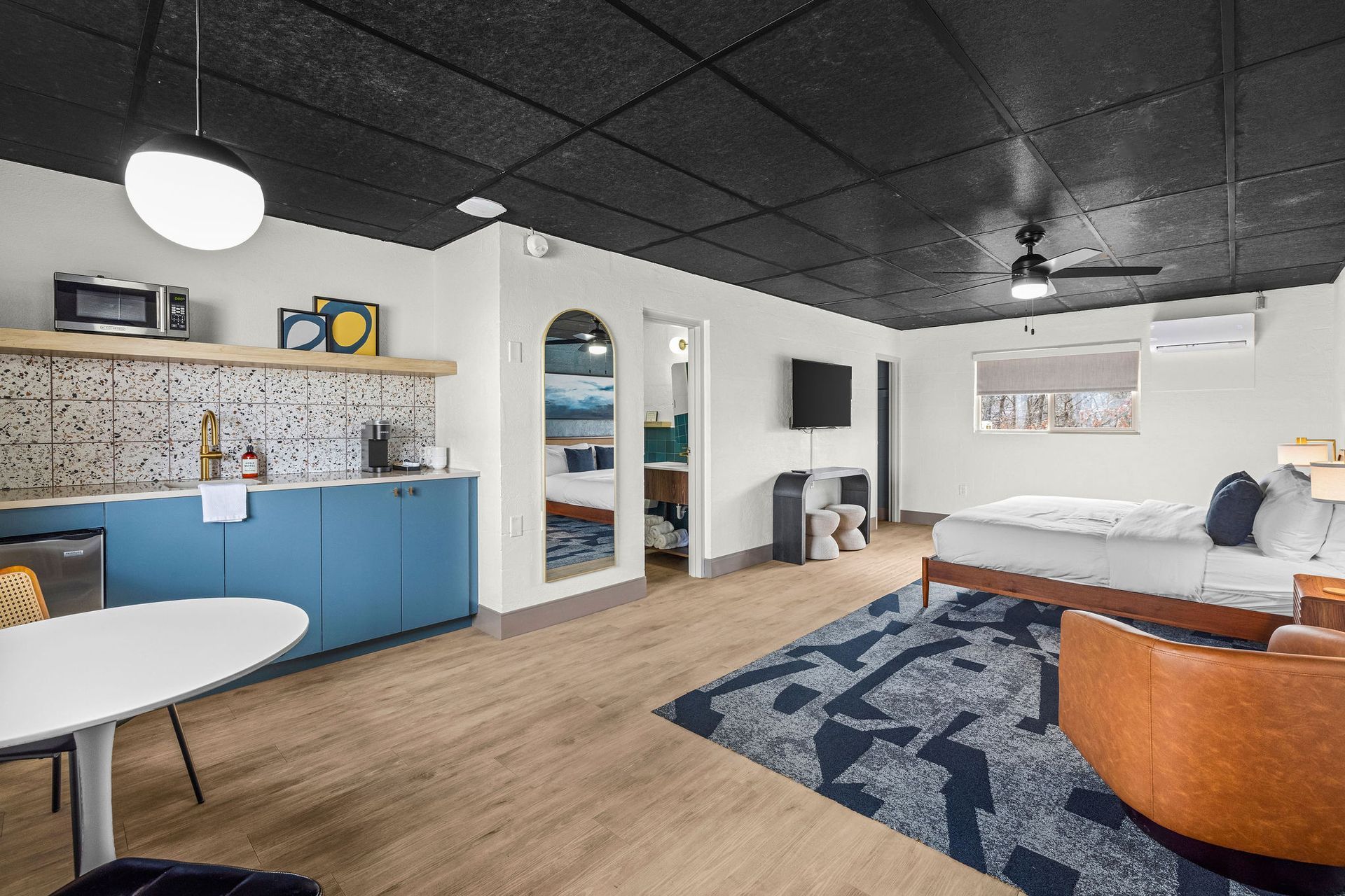 Two beds are sitting next to each other in a hotel room.
