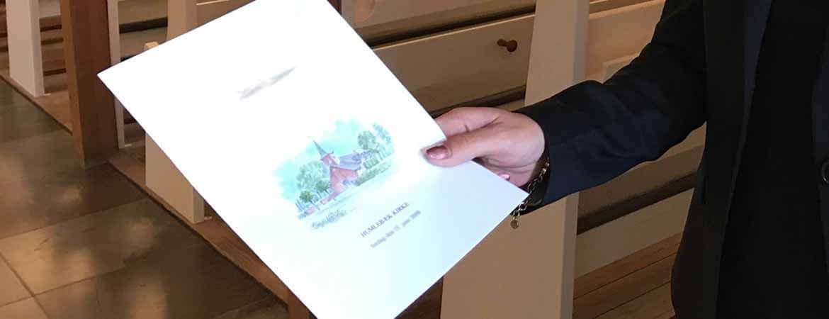 Bedemand holder et salmeblad