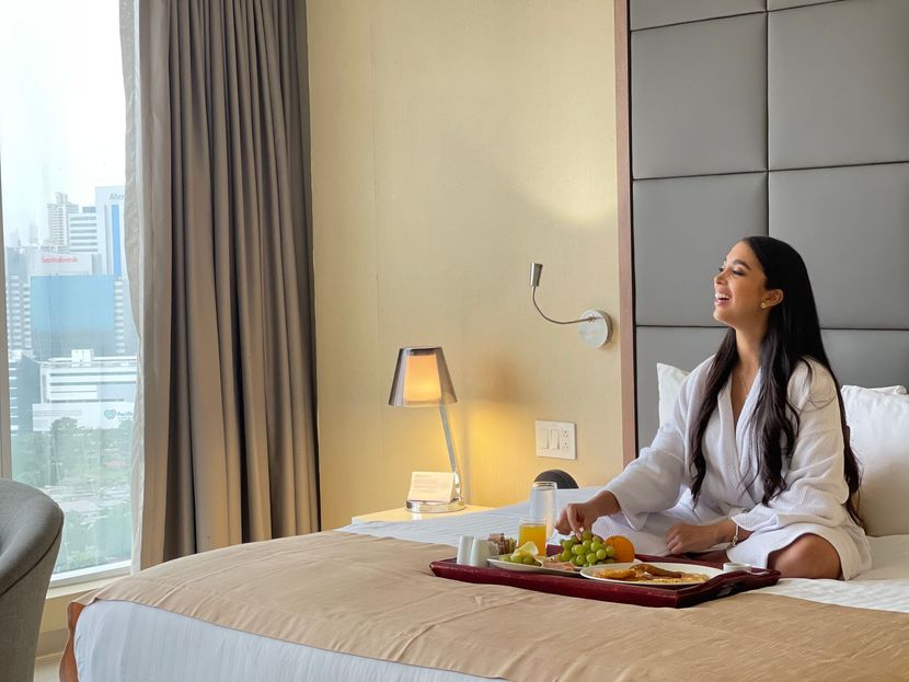 Mujer con  Desayuno en Habitación Hotel Las Americas Golden Tower - Home 
