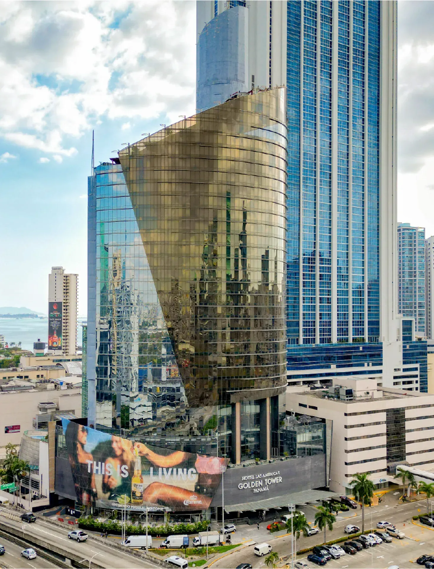 Una vista aérea de una ciudad con un gran edificio en el medio.