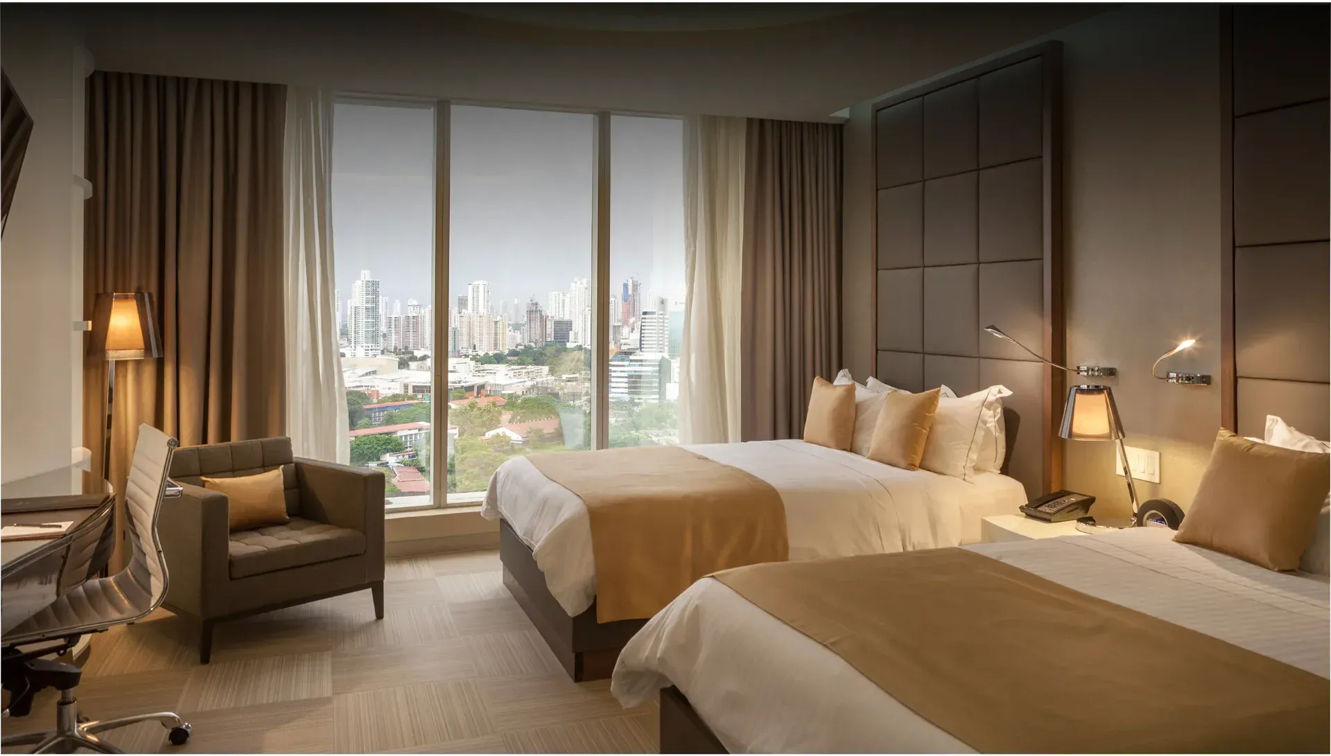 Una habitación de hotel con dos camas, una silla y un escritorio Hotel Las Americas Golden Tower