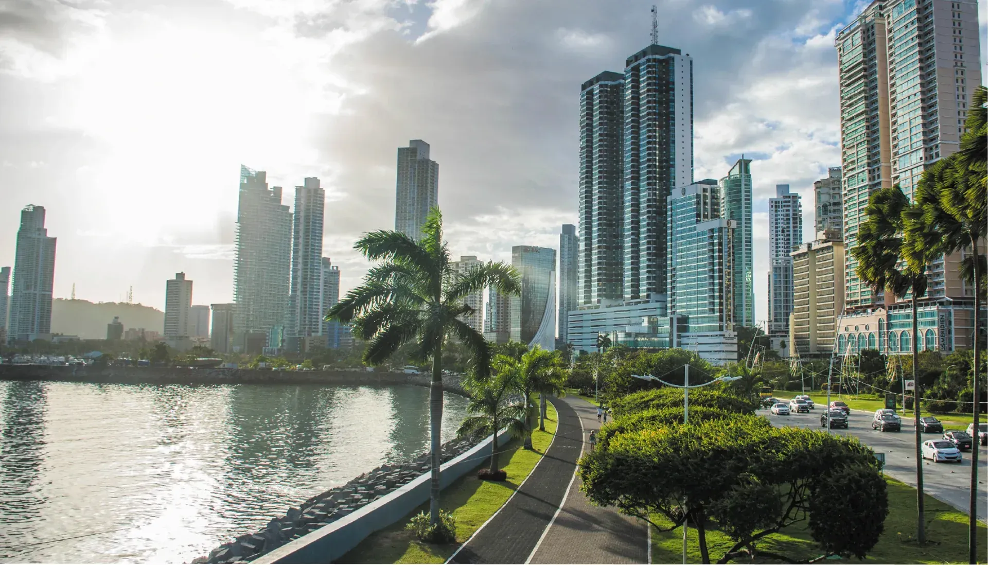 Una ciudad con muchos edificios altos y un río en primer plano.