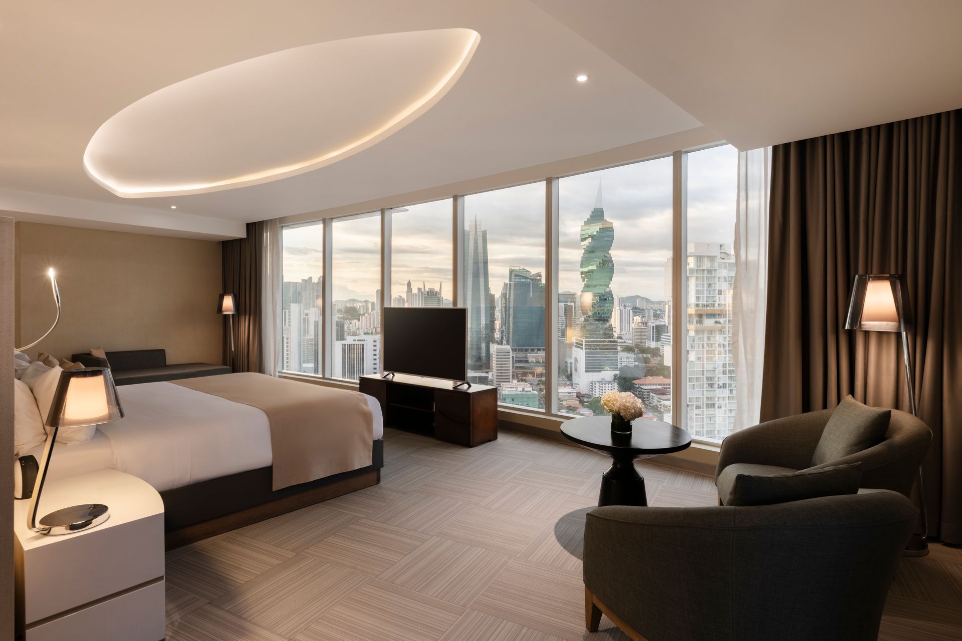 Una habitación de hotel con dos camas, una silla y un escritorio Hotel Las Americas Golden Tower