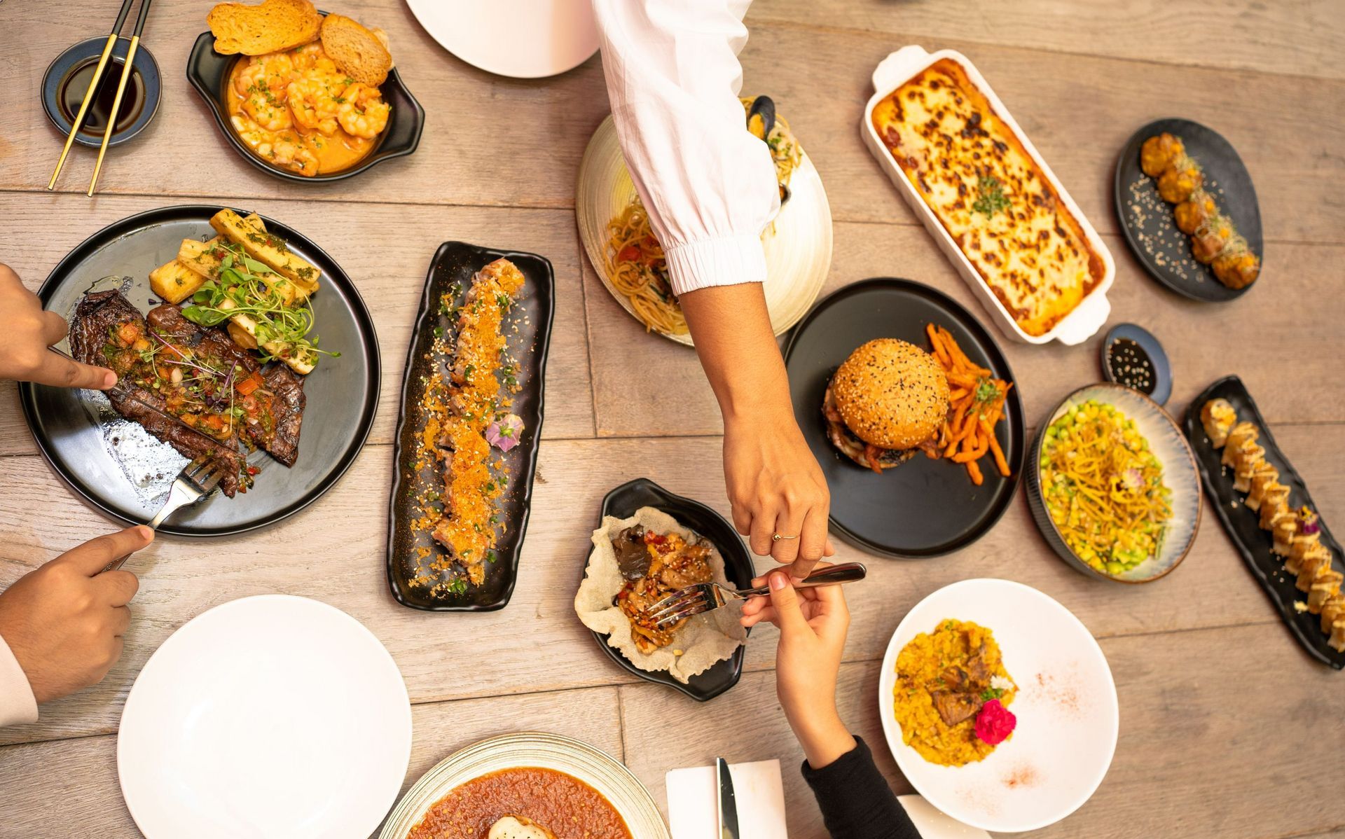 Una cacerola grande llena de arroz, mariscos, verduras y huevos.