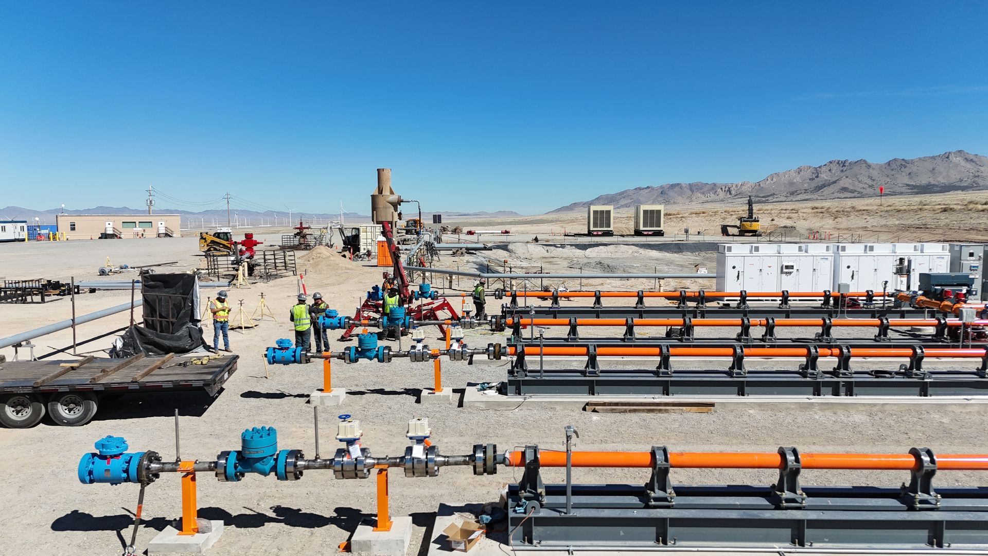A couple of motors are sitting on top of a platform.