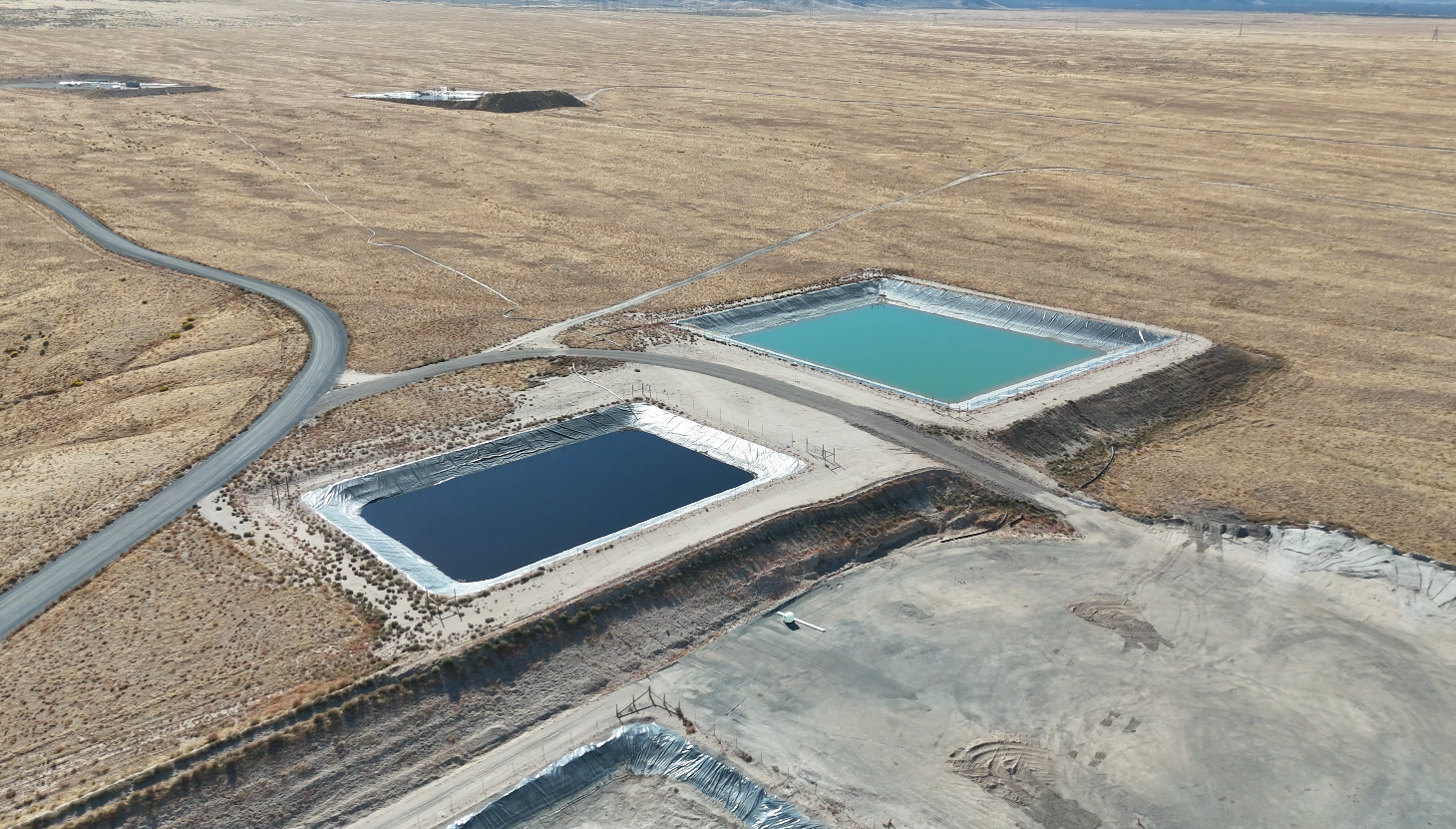 A couple of motors are sitting on top of a platform.