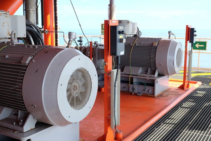 A couple of motors are sitting on top of a platform.
