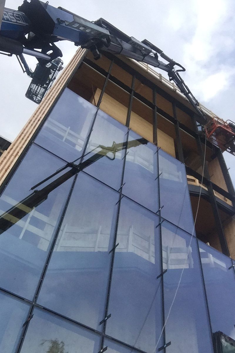 installazione pareti edificio in vetro