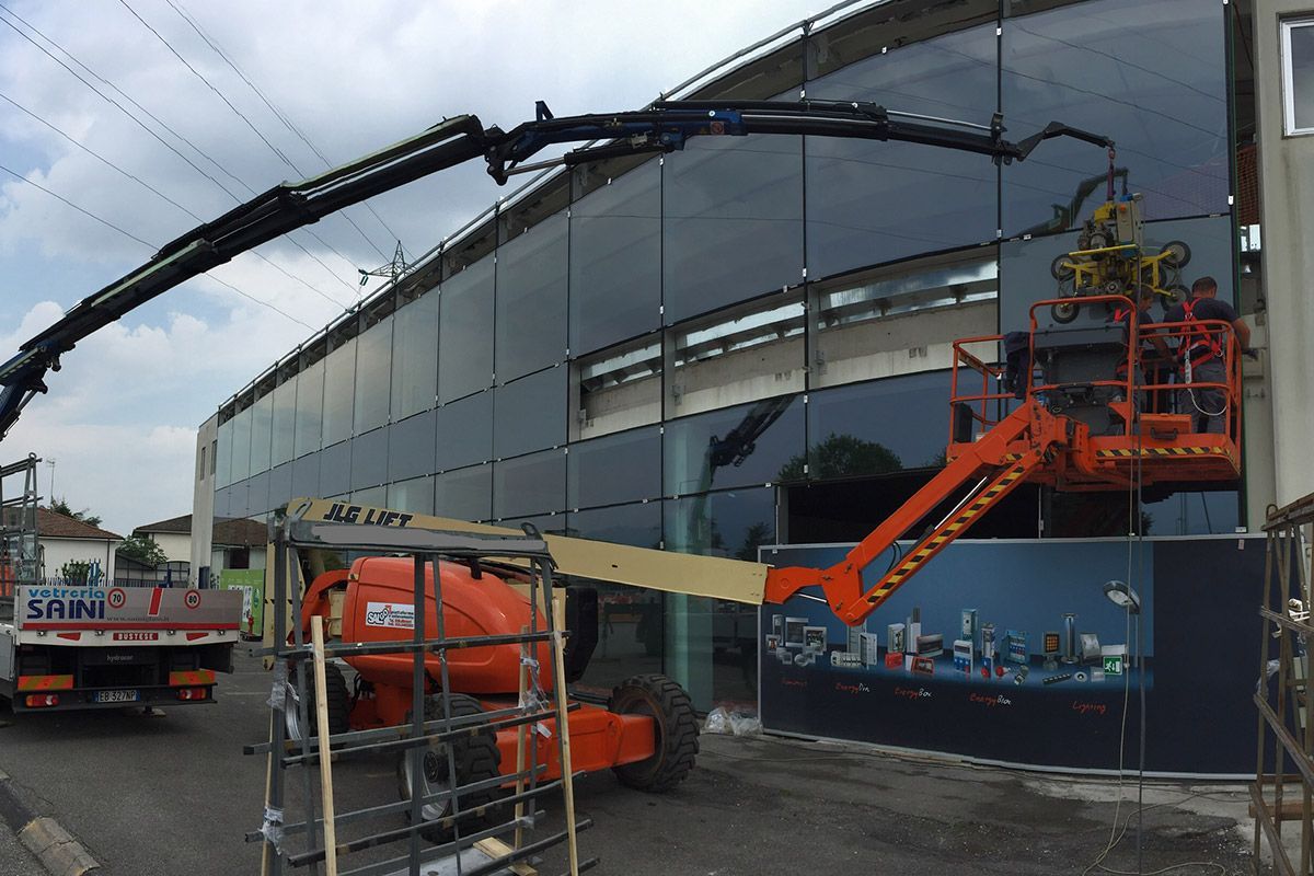 posa pannelli di vetro