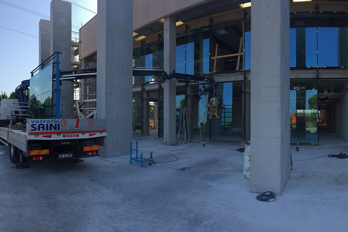 installazione pareti edificio in vetro