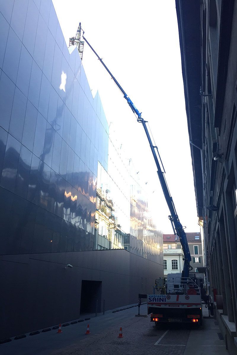 installazione pareti edificio in vetro