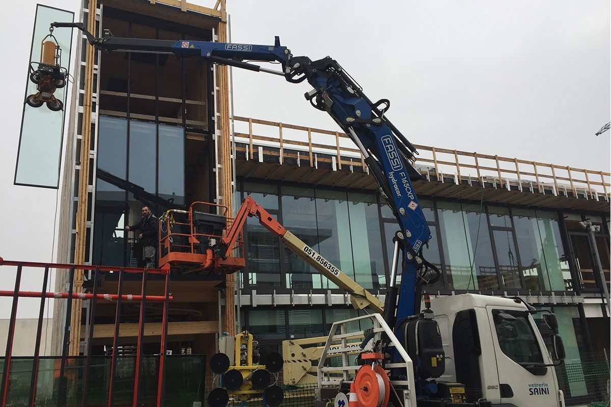 installazione pareti edificio in vetro