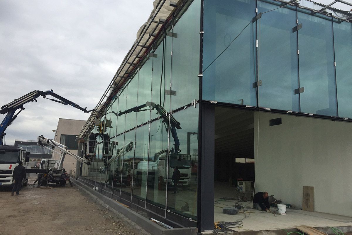 installazione pareti edificio in vetro