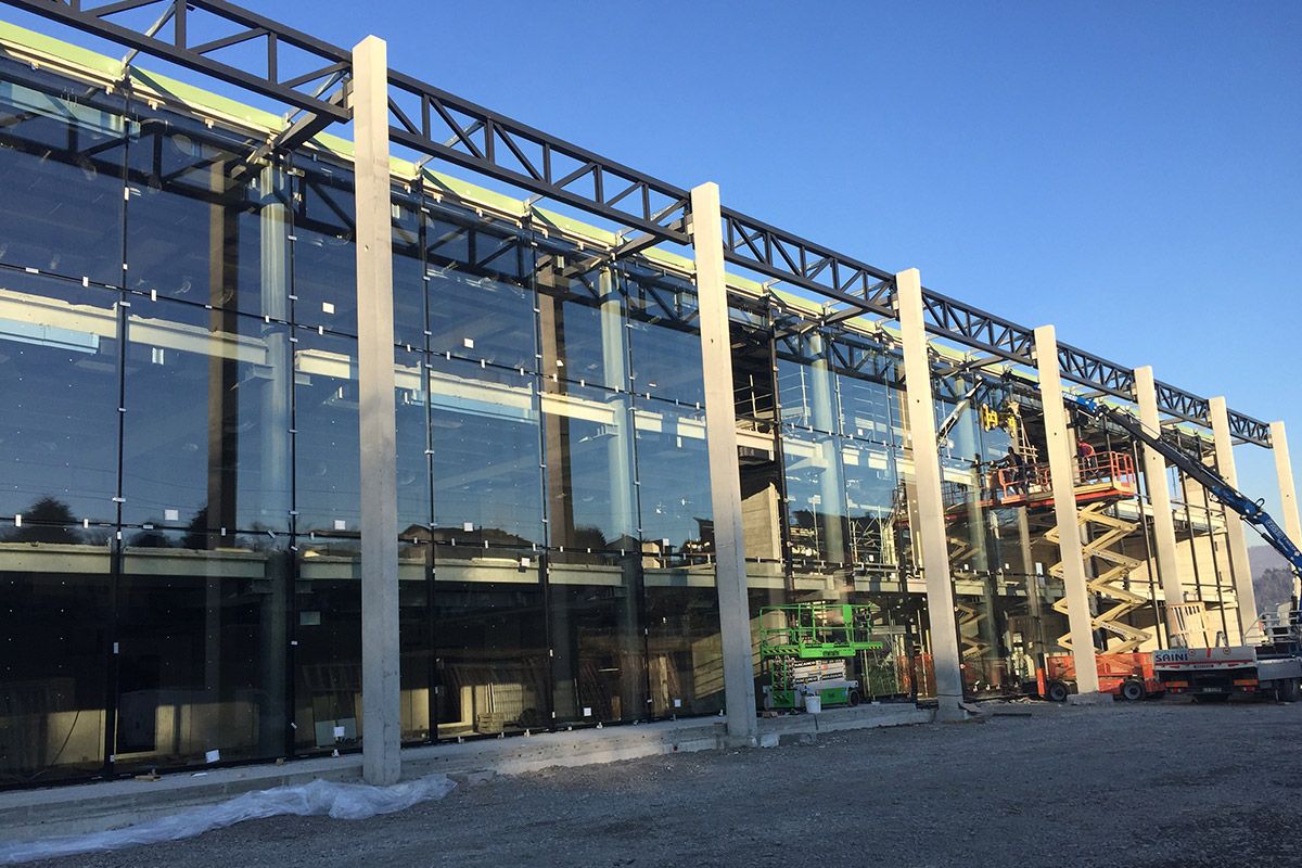 installazione pareti edificio in vetro
