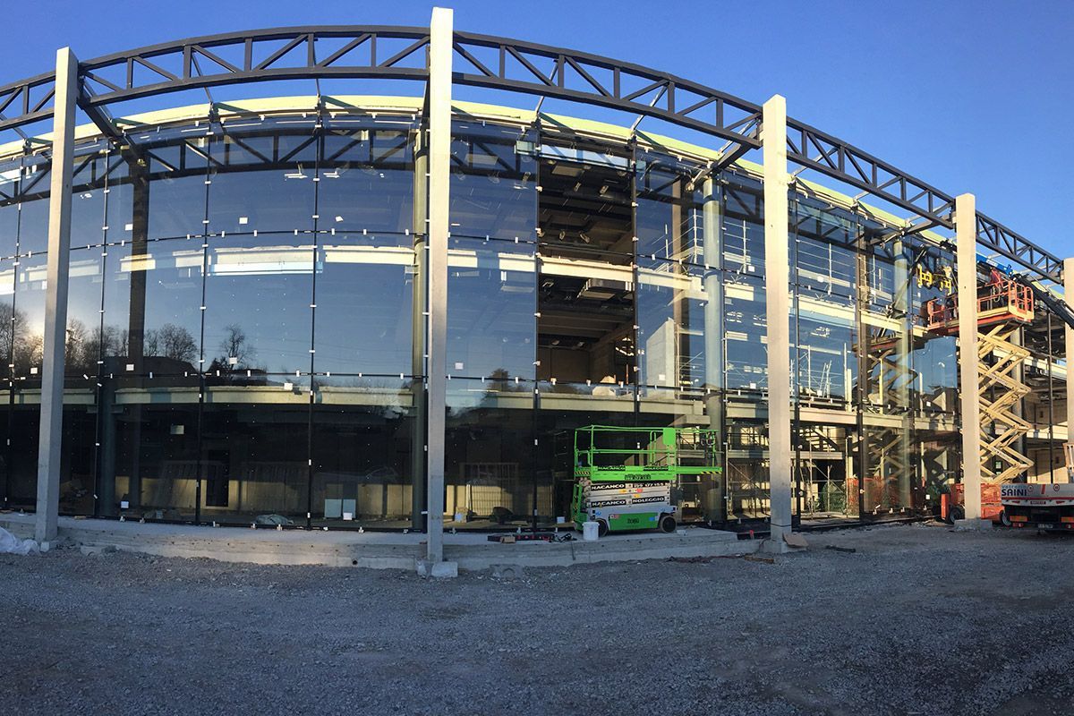 installazione pareti edificio in vetro