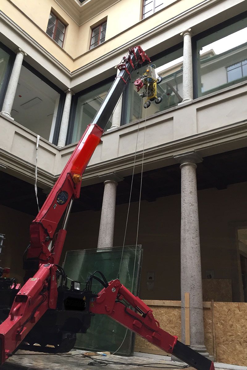 installazione pareti edificio in vetro