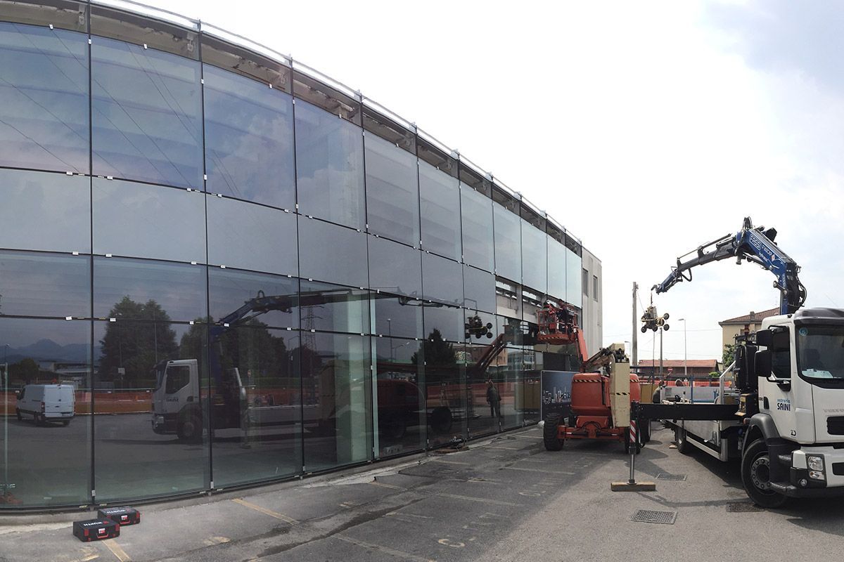 installazione pareti edificio in vetro