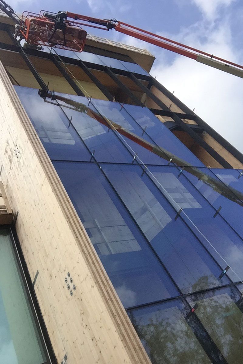 installazione pareti edificio in vetro