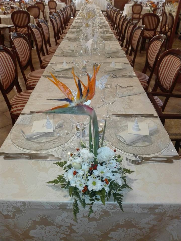 primo piano tavolo con addobbo floreale