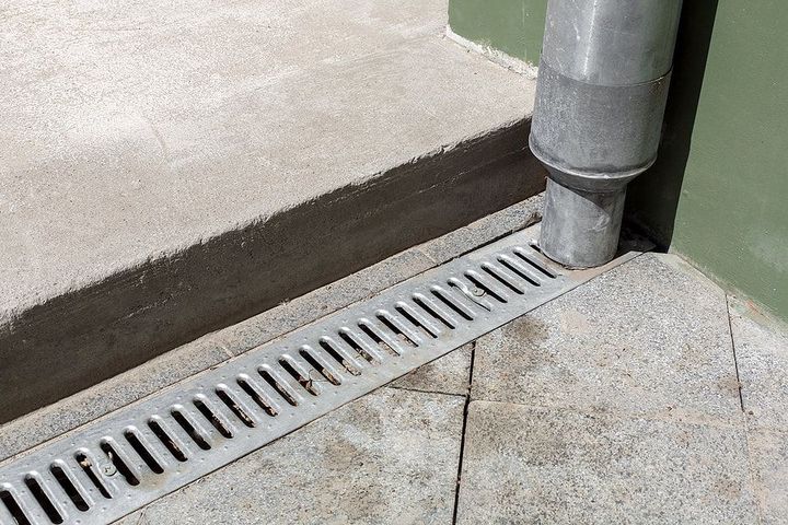 a stainless steel sink