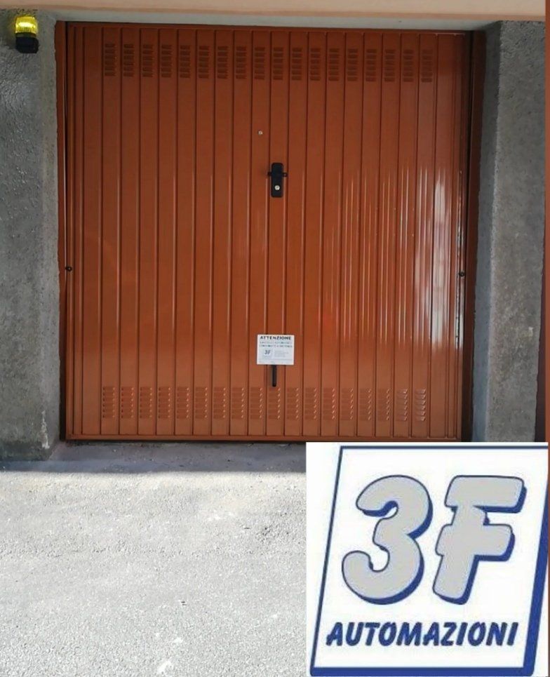 Porta da garage marrone con linee verticali e maniglia.