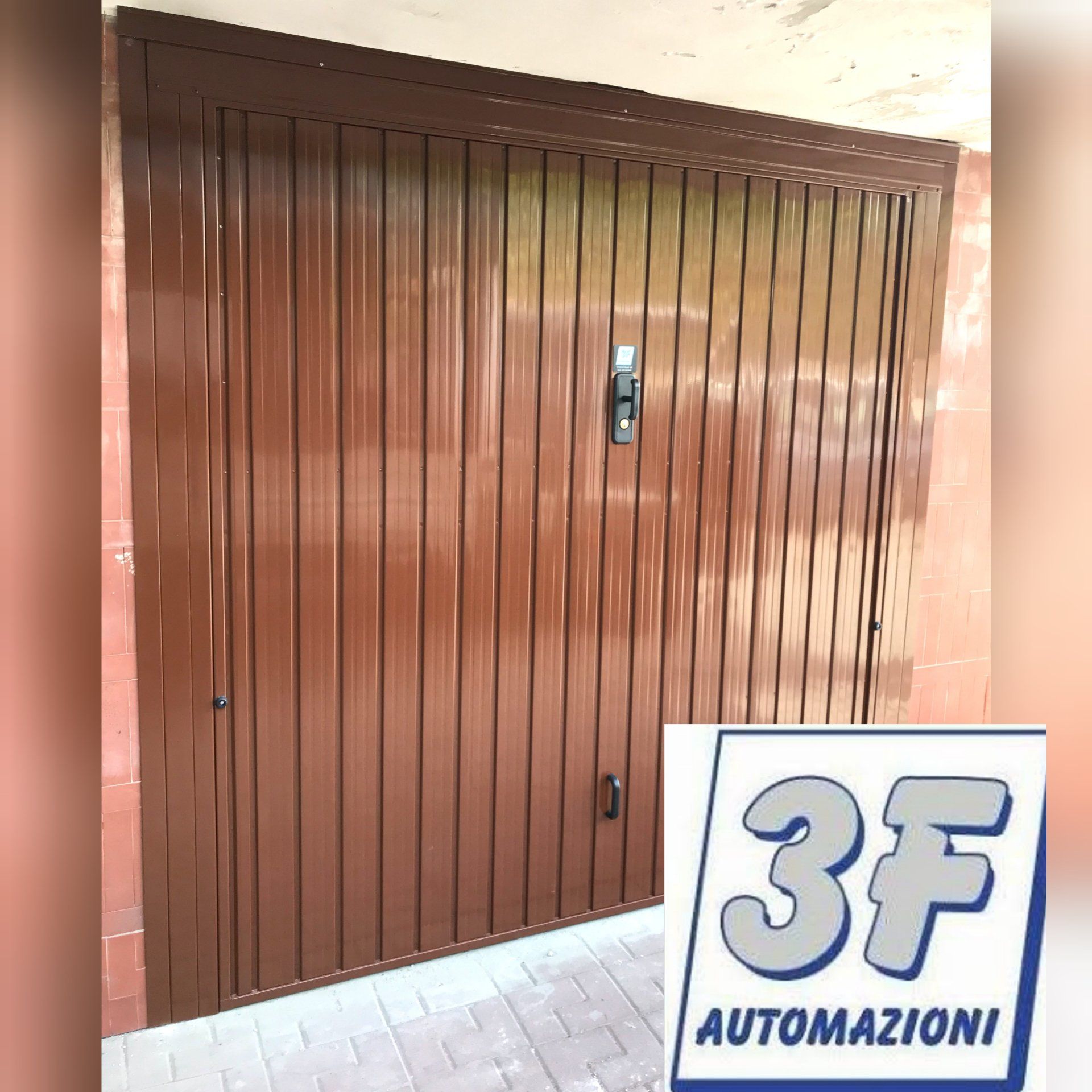 Porta da garage marrone con linee verticali e maniglia.