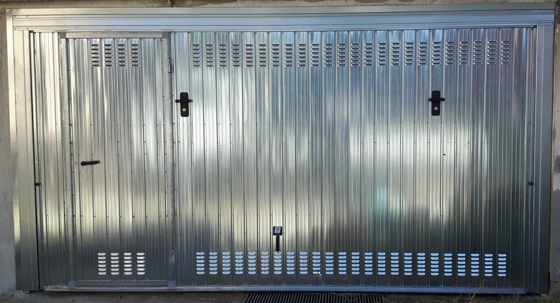 Basculante color grigio, con ingresso pedonale.