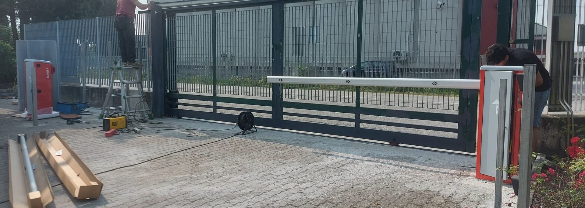 Basculante di color grigio con ingresso pedonale.