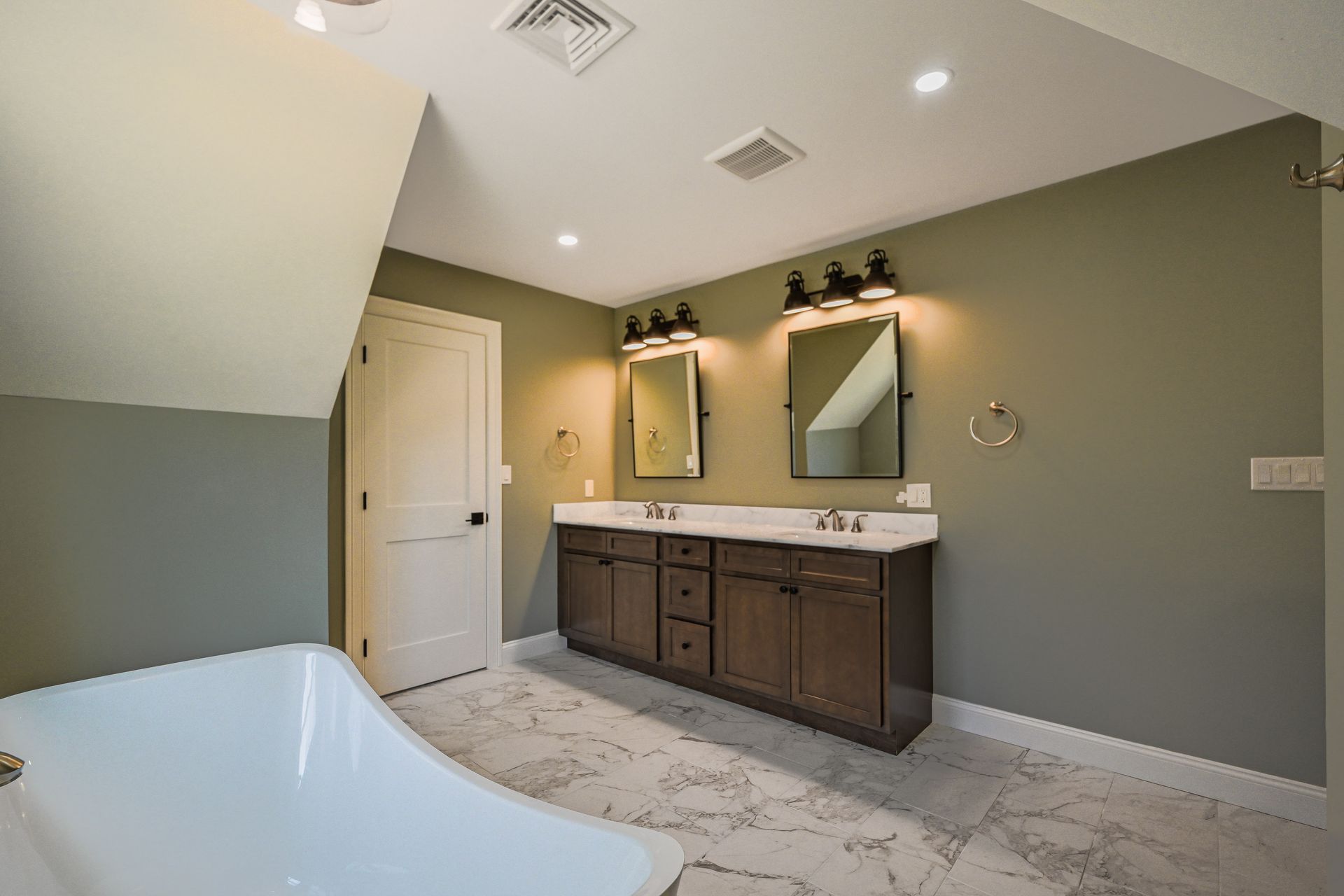 A bathroom with two sinks and a bathtub.