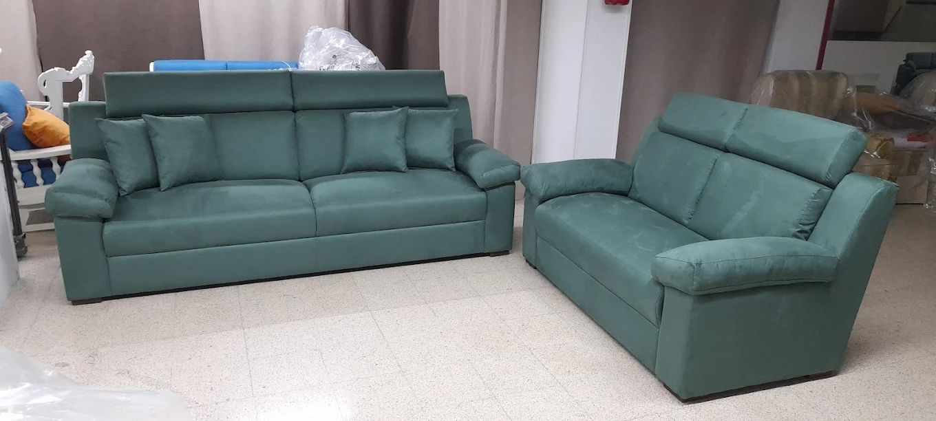 Due divani coordinati color verde acqua in una stanza.