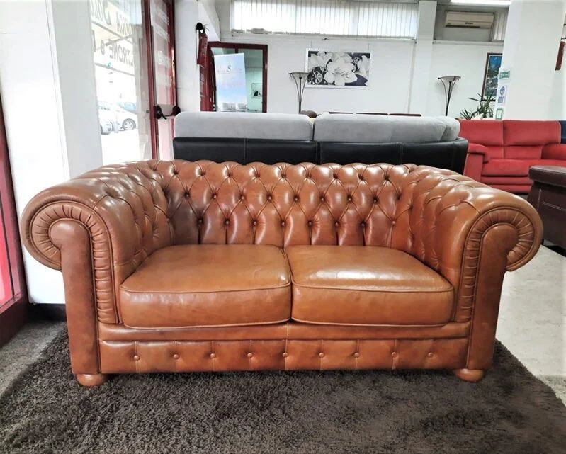 Divano Chesterfield in pelle marrone in un negozio di mobili.