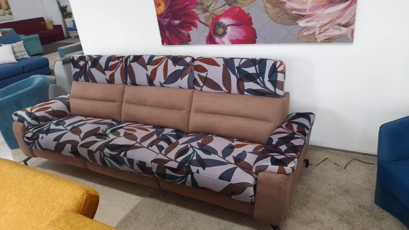 Divano beige con motivi floreali in un negozio di mobili.